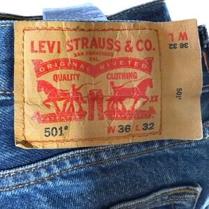 🔹 Brand: Levi’s
🔹 Style: 501 Straight Leg
🔹 Size: 36x32